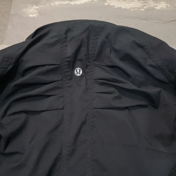 Lululemon Run: Back On Track Long Sleeve Jacket. Black. Hood. Size 4. - Picture 6 of 13